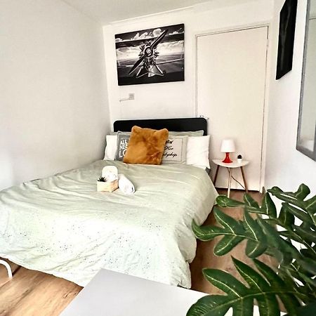 Private Bedrooms In A Flat! Home Away From Home! Shared Bathroom Londres Exterior foto