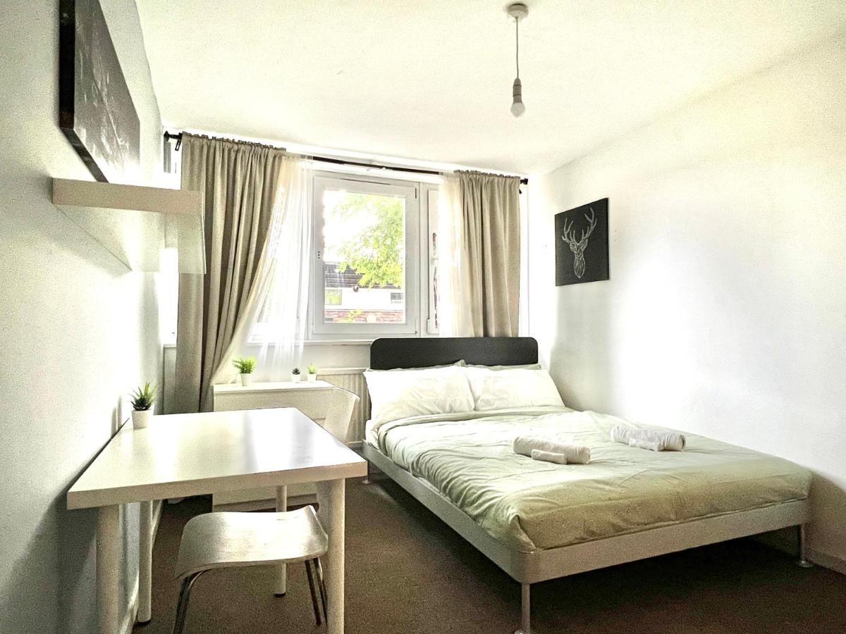 Private Bedrooms In A Flat! Home Away From Home! Shared Bathroom Londres Exterior foto