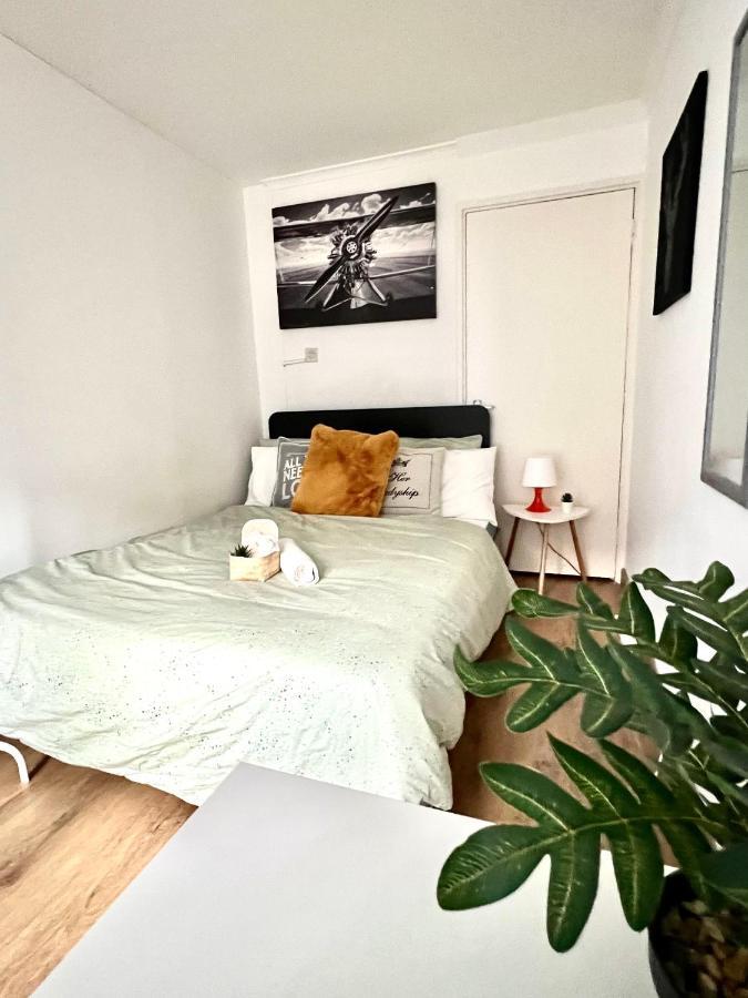 Private Bedrooms In A Flat! Home Away From Home! Shared Bathroom Londres Exterior foto
